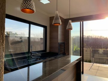 Linda casa com 3 suítes em Terras de Siena