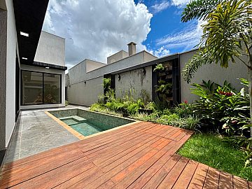 Casa T�rrea Diferenciada no Condom�nio Val�ncia