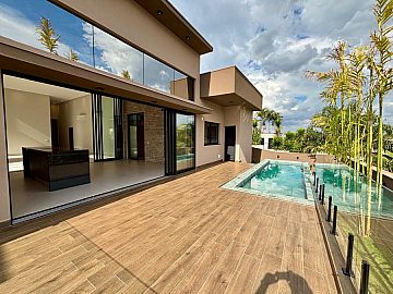 Casa trrea Alto Padro com 4 sutes